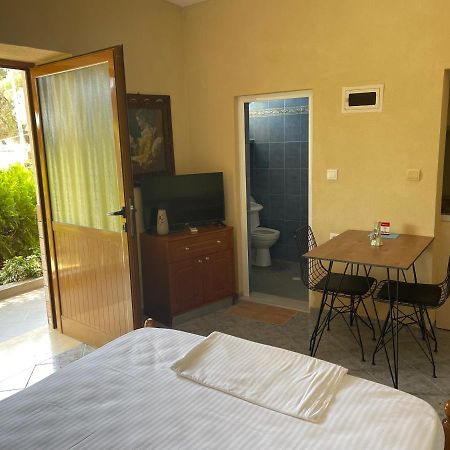 Elias Guest House Sarandë Esterno foto